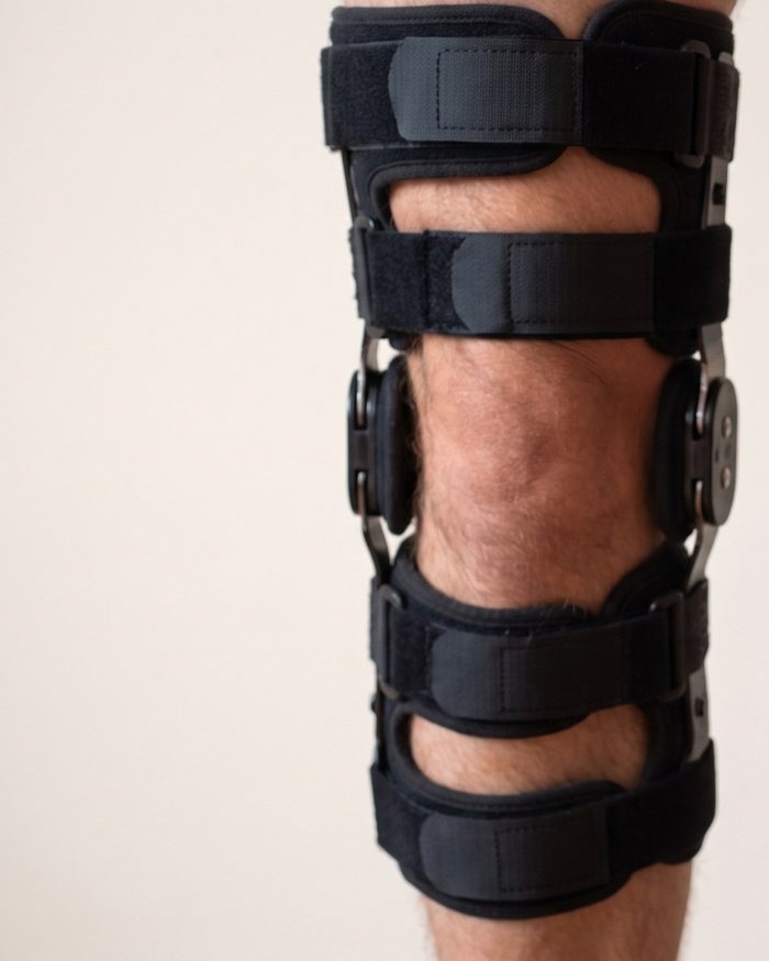 Genouillère rigide avec armature et sangles (image générée par IA)